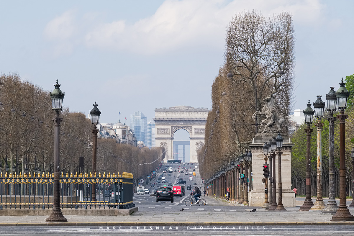 La circulation est encore présente sur cet axe incontournable des Champs Elysées. © Marc Chesneau