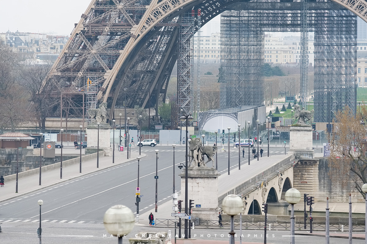On peut compter sur les doigts les voitures qui osent s’aventurer sur le pont d’Iéna. © Marc Chesneau