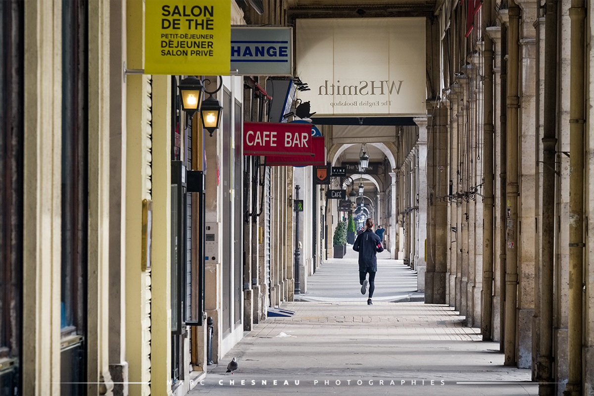 Je ne suis pas seul, la silhouette d’un runner sous les arcades de la rue de Rivoli est presque réconfortante. © Marc Chesneau