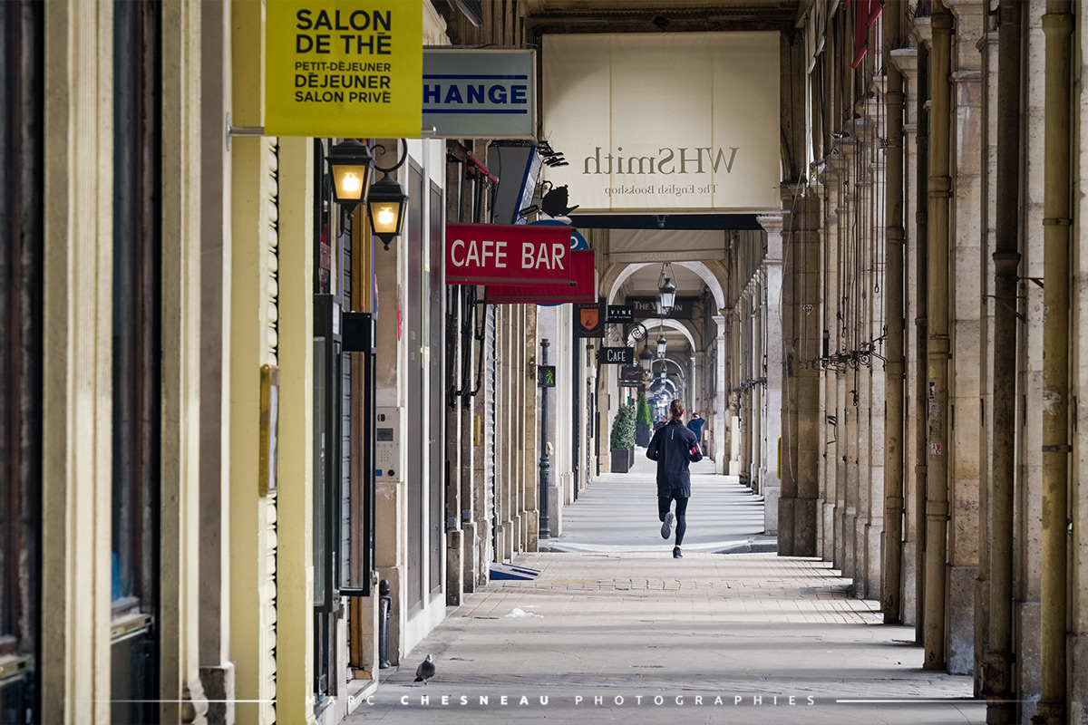 Je ne suis pas seul, la silhouette d'un runner sous les arcades de la rue de Rivoli Je ne suis pas seul, la silhouette d'un runner sous les arcades de la rue de Rivoli