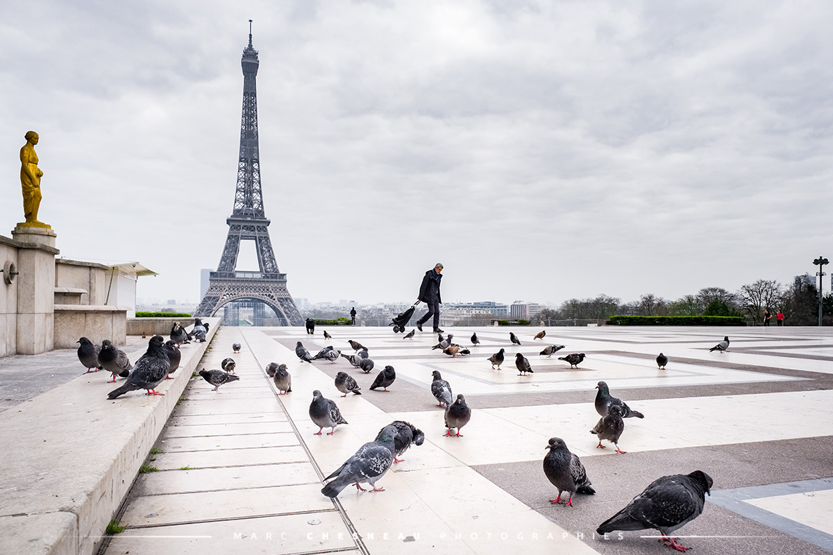 Premier jour de confinement à Paris, un homme traverse seul l’esplanade du Trocadéro