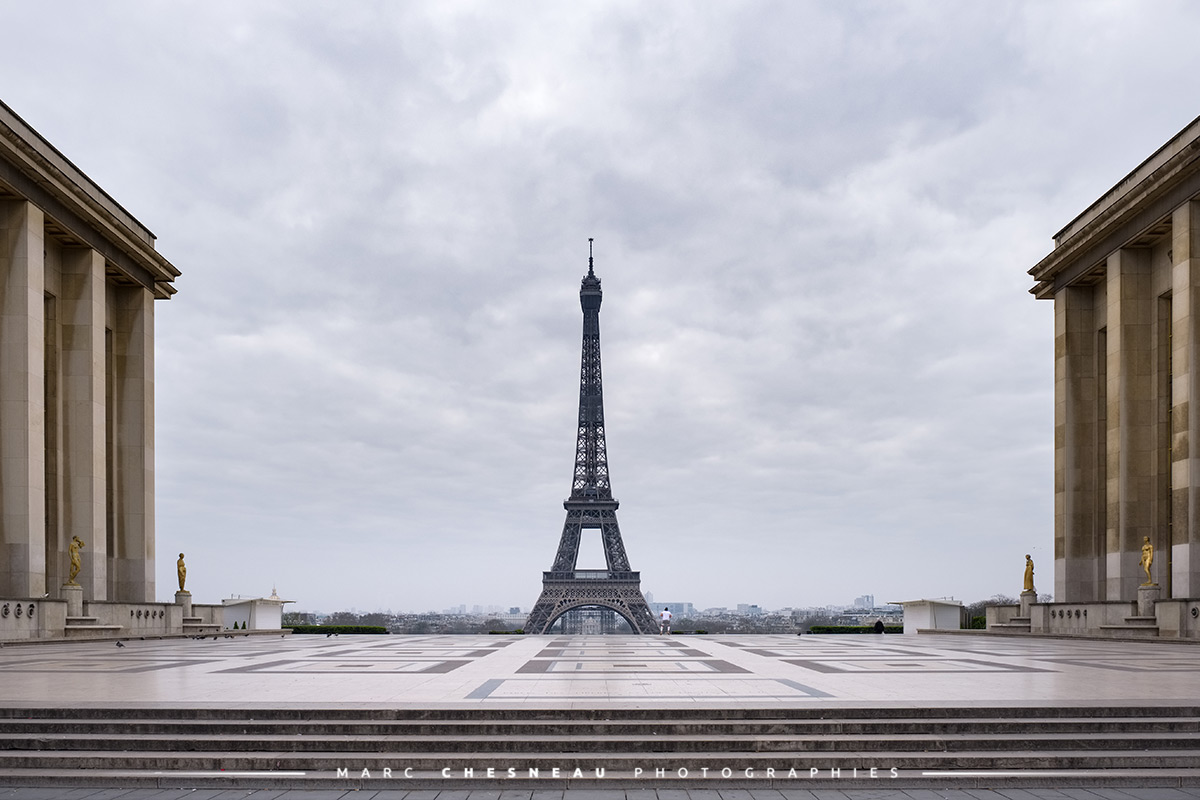 Un seul passant est présent pour faire son sport sur l’esplanade du Trocadéro, un véritable luxe ! © Marc Chesneau