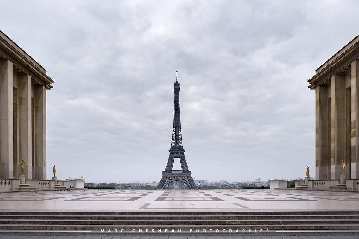 Un seul passant est présent pour faire son sport sur l'esplanade du Trocadéro, un véritable luxe ! Un seul passant est présent pour faire son sport sur l'esplanade du Trocadéro, un véritable luxe !