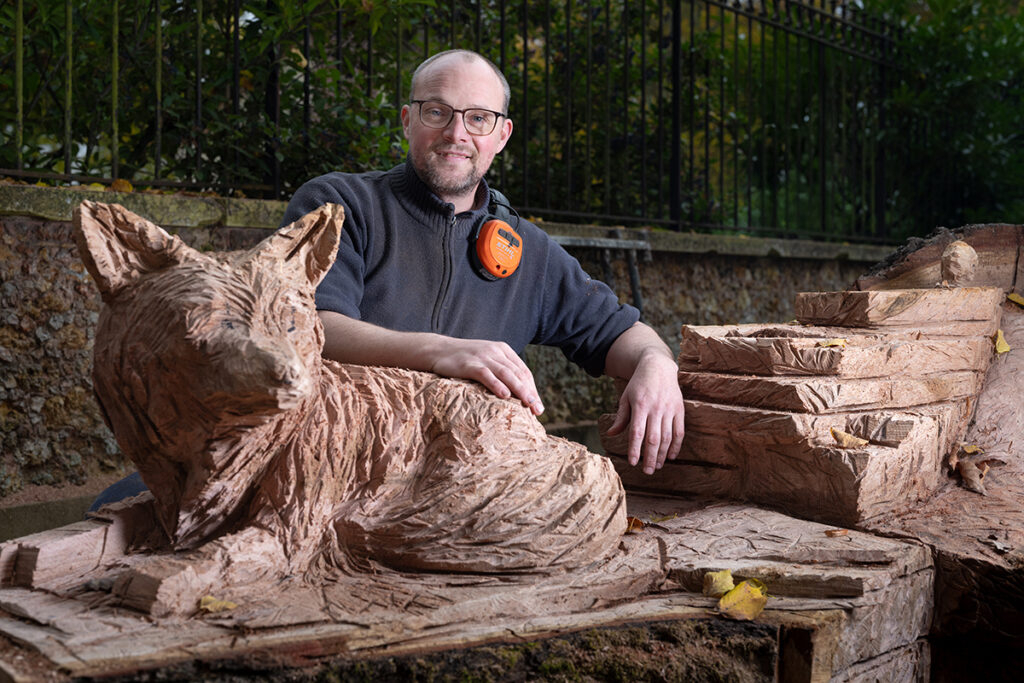 Portrait de Christophe Bonnard sculpteur à la tronçonneuse