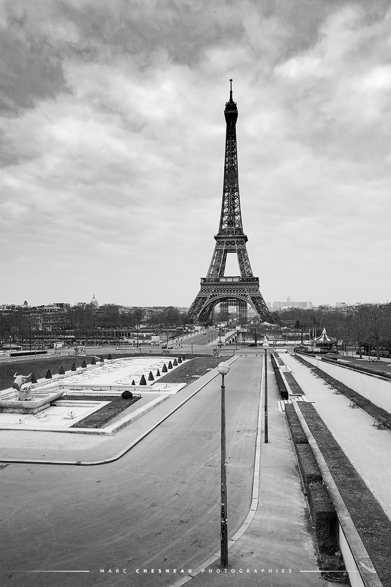 Confinement 1er Jour 18 mars 2020 Paris - Crise sanitaire - Trocadéro- Tour Eiffel (c)marc Chesneau