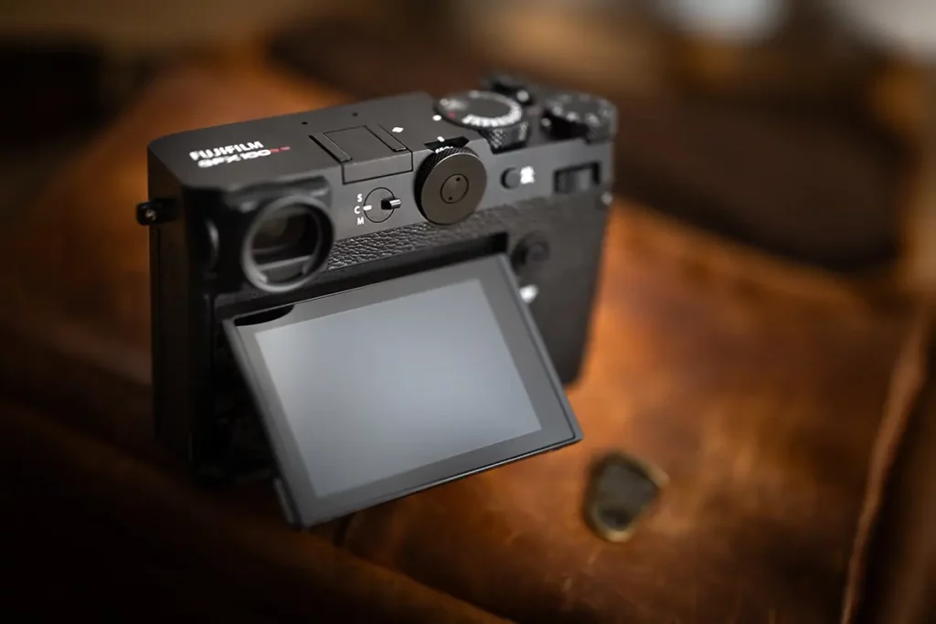 Fujifilm GFX100RF ecran ouvert cuir 1(c)Marc Chesneau