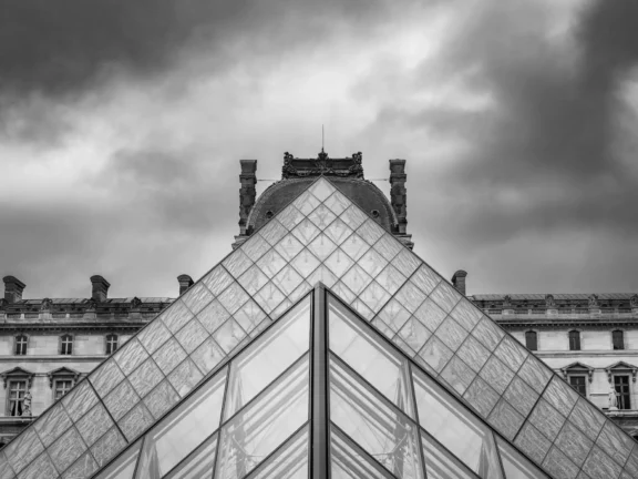 Échos de Verre au Louvre