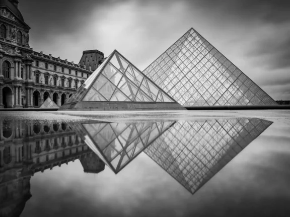 La Trilogie de Cristal dans la cour du Louvre à Paris