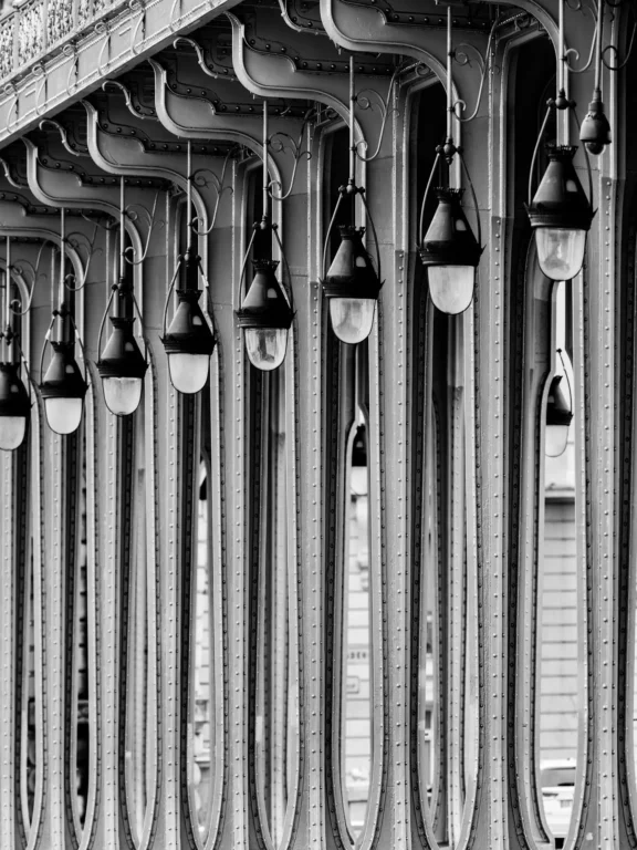 Les colonnes du pont Bir-Hakeim à Paris