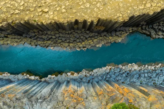 Le canyon de Stuðlagil en Islande en vue aérienne