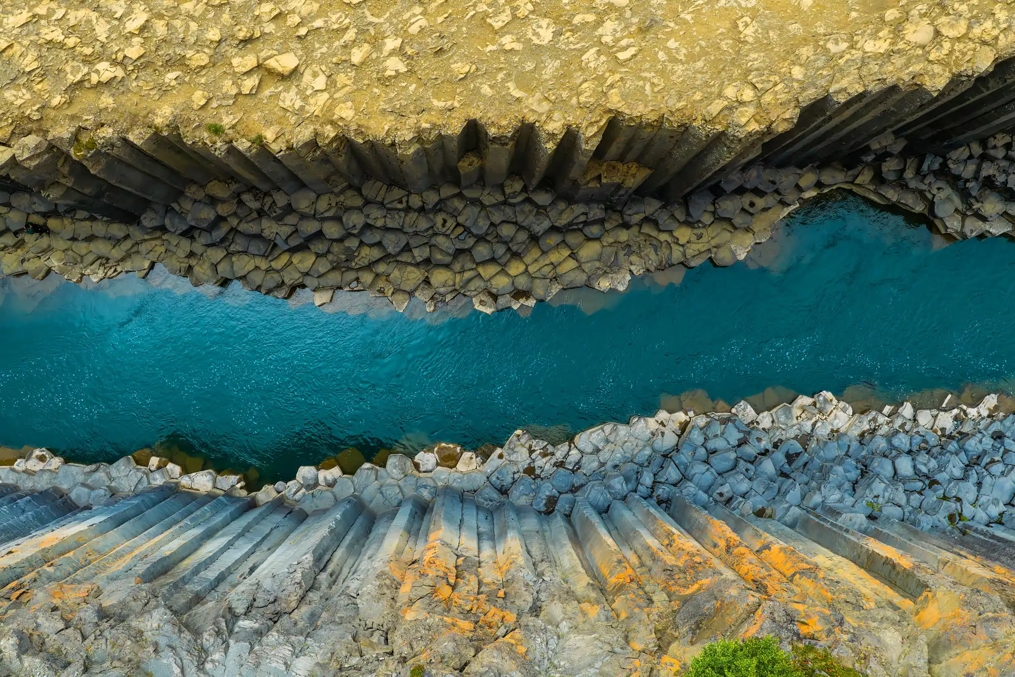 Le canyon de Stuðlagil en Islande en vue aérienne