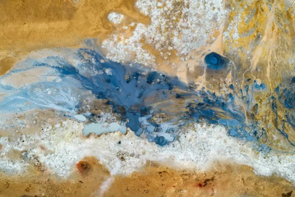 Peinture géothermique sur le site de Hverir