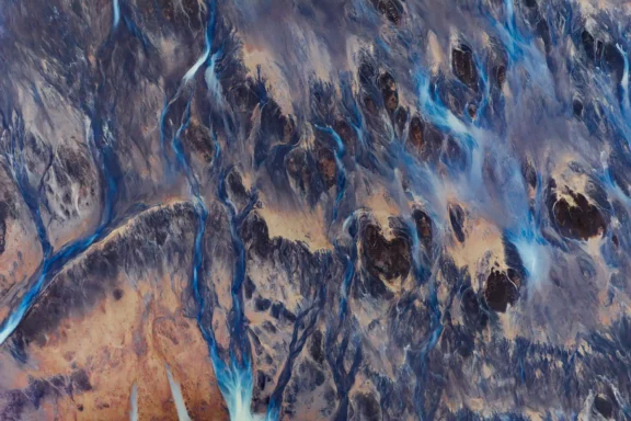 Rivière de fonte glacière en vue aérienne en Islande du Sud
