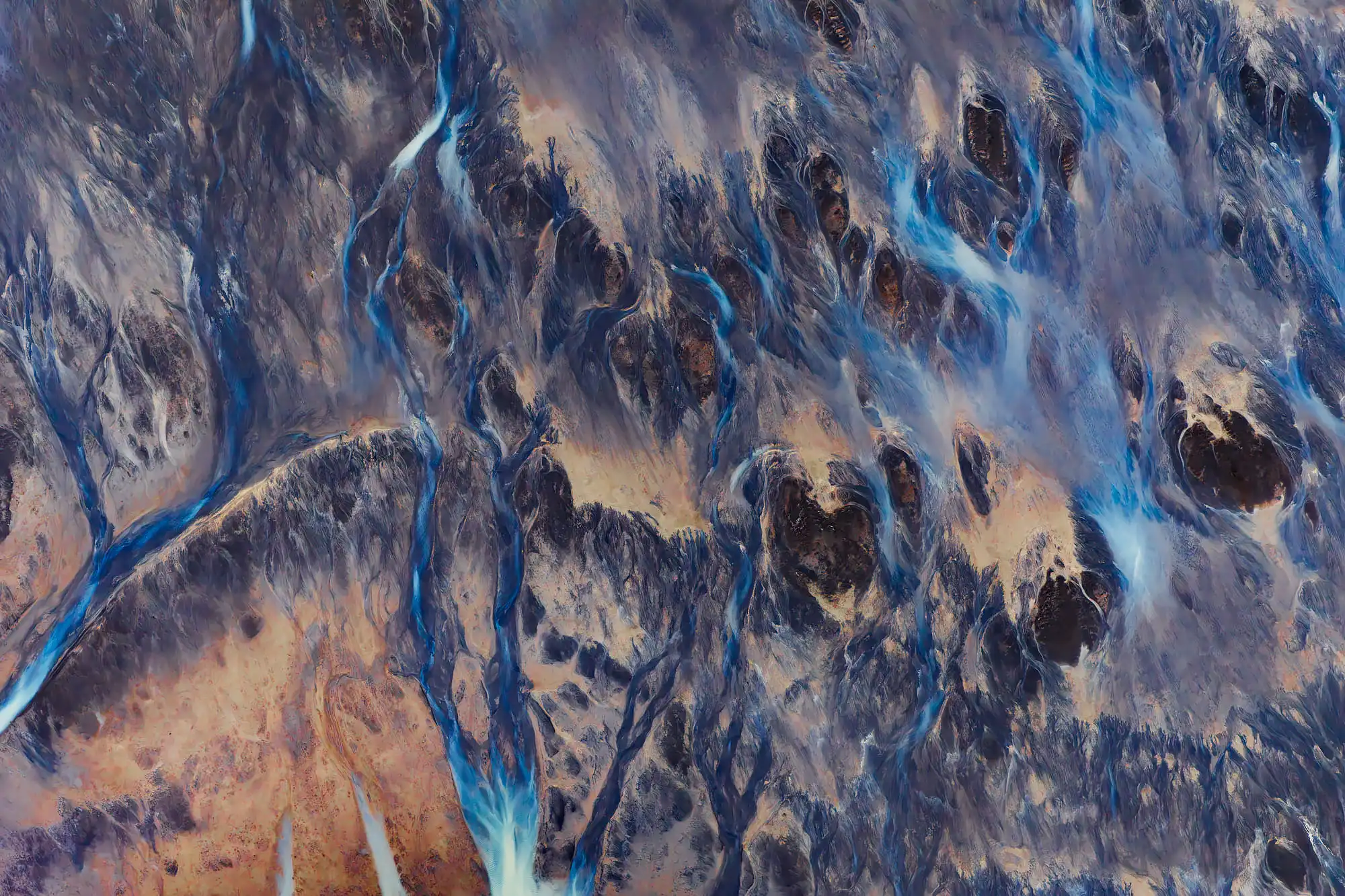 Rivière de fonte glacière en vue aérienne en Islande du Sud